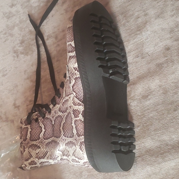 🎉NWOT Hot! Asos combat boots lug sole size 5 - fits like 5.5 - faux snakeskin - Picture 7 of 8